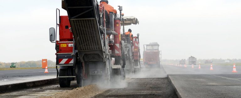 Straßenbauarbeiten mit schwerem Gerät